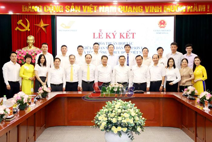 Các đại biểu chụp ảnh lưu niệm tại Lễ ký kết.