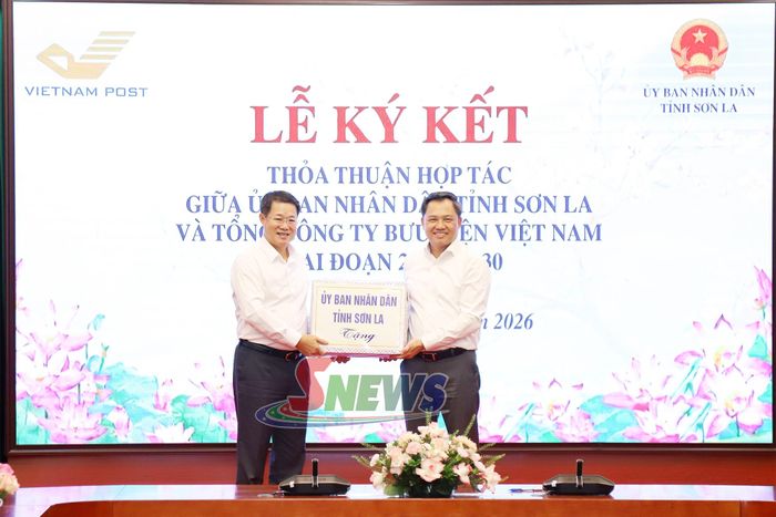 Lãnh đạo tỉnh Sơn La trao quà cho Tổng Công ty Bưu điện Việt Nam.