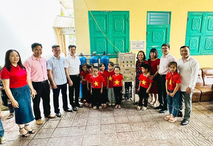 Liên hiệp các Hội Khoa học và Kỹ thuật tỉnh phối hợp với các đơn vị bàn giao hệ thống cấp nước sạch và nước uống trực tiếp cho Trường PTDT bán trú Tiểu học Minh Tân, xã Minh Tân.