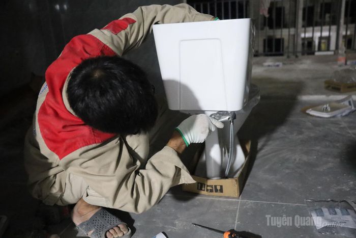 Bên cạnh tổ sơn, tổ lắp thiết bị điện nước và các công trình vệ sinh cũng đang tích cực làm đêm.