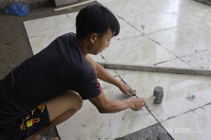 Những viên gạch được thi công cẩn thận, bảo đảm yêu cầu kỹ thuật và mỹ thuật của công trình.