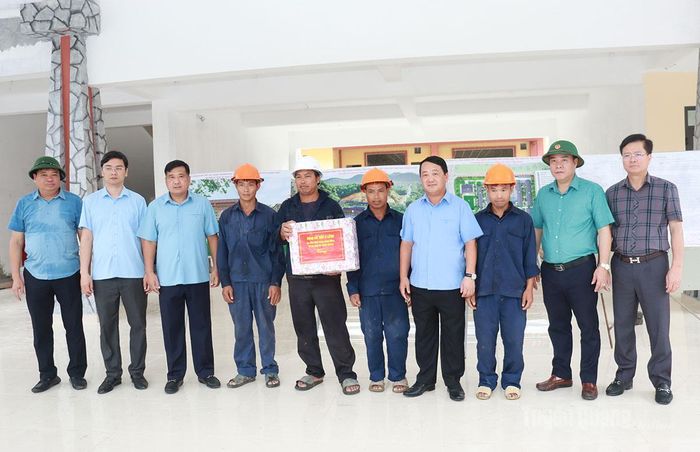 Đồng chí Hầu A Lềnh, Bí thư Tỉnh ủy tặng quà công nhân đang làm việc tại công trình Trường Phổ thông nội trú liên cấp Tiểu học và THCS xã Thanh Thủy.