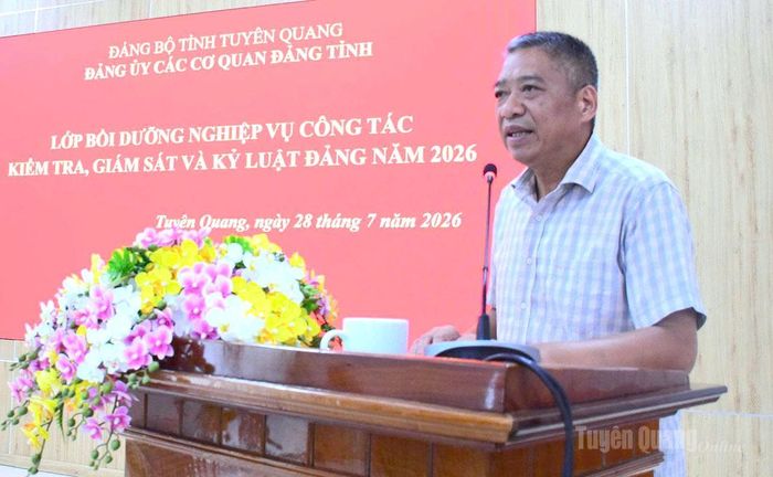 Đồng chí Nguyễn Hồng Trang, Ủy viên Ban Thường vụ Tỉnh ủy, Phó Bí thư Thường trực Đảng ủy các cơ quan Đảng tỉnh lên lớp nội dung chuyên đề 1.