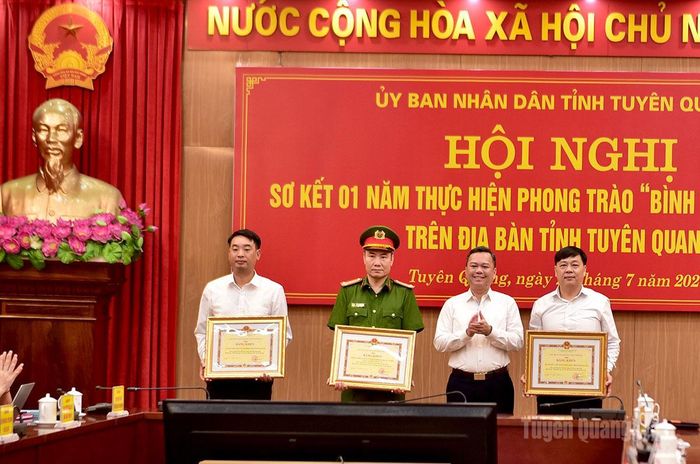 Phó Chủ tịch UBND tỉnh Đỗ Hùng Đức trao Bằng khen cho các tập thể.
