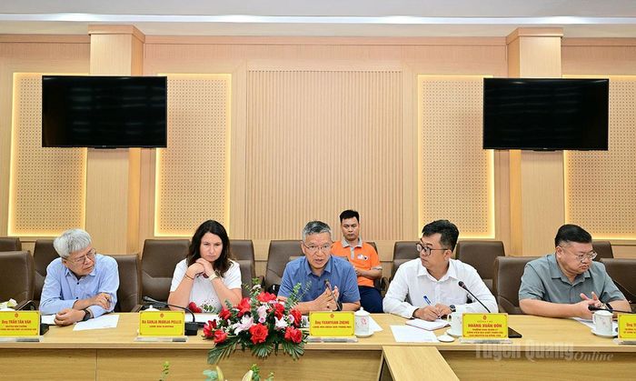 Ông Yuanyuan Zheng, chuyên gia đến từ Cộng hòa nhân dân Trung Hoa làm Trưởng đoàn phát biểu, thông báo sơ bộ chuyến khảo sát.