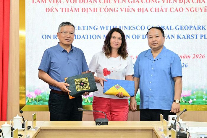 Chủ tịch UBND tỉnh Phan Huy Ngọc tặng quà lưu niệm cho Đoàn chuyên gia UNESCO.