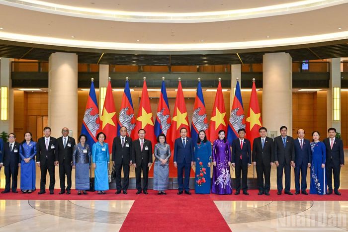Chủ tịch Quốc hội Trần Thanh Mẫn và Chủ tịch Quốc hội Campuchia Samdech Khuon Sudary cùng đại biểu hai nước sau hội đàm.
