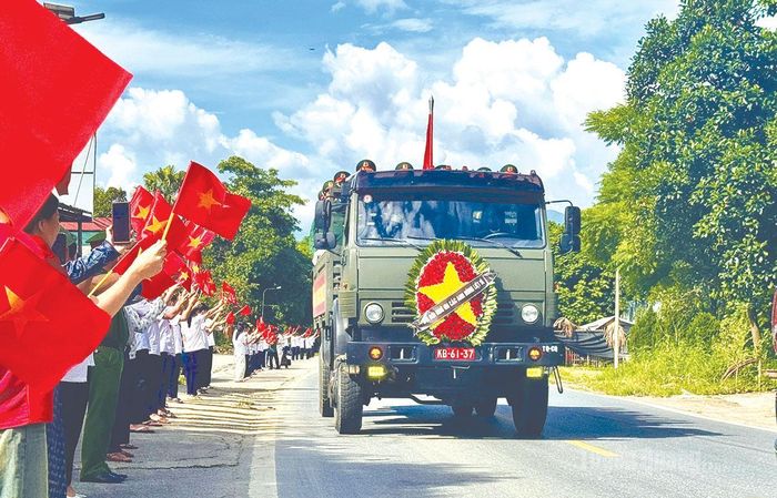 Đông đảo cán bộ, Nhân dân chờ đón Đoàn xe di chuyển hài cốt liệt sĩ về Nghĩa trang liệt sĩ Quốc gia Vị Xuyên.