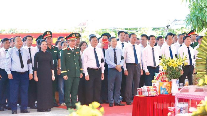 Đoàn đại biểu tỉnh dự Lễ viếng, truy điệu và an táng hài cốt liệt sĩ.