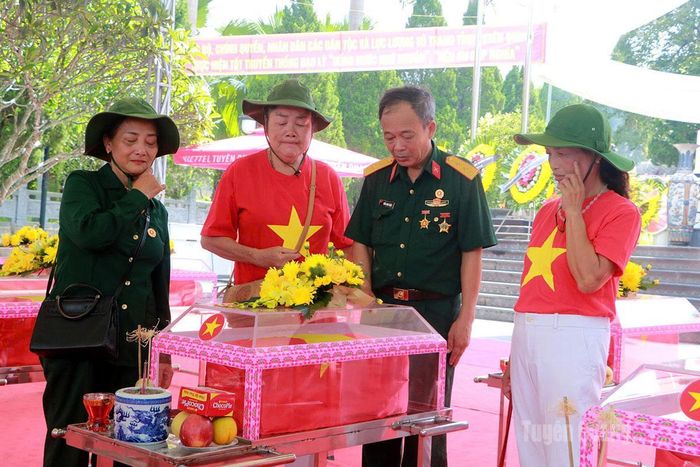 Cựu chiến binh và Nhân dân xúc động tiễn biệt các liệt sĩ trước lễ an táng tại Nghĩa trang Liệt sĩ Quốc gia Vị Xuyên.