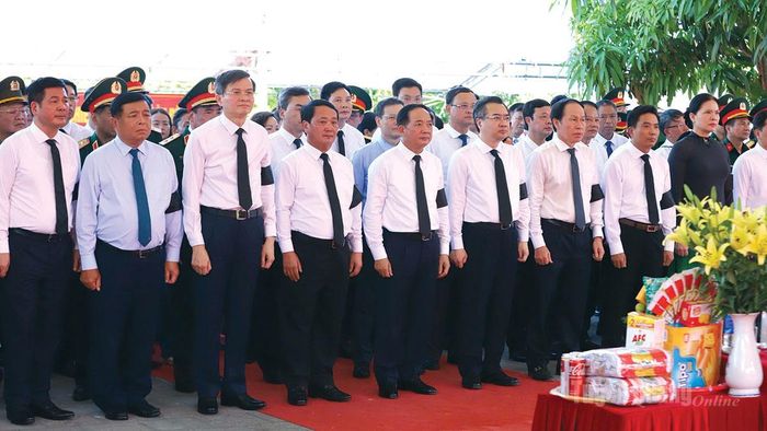 Các đồng chí lãnh đạo Đảng, Nhà nước và lãnh đạo tỉnh dự Lễ viếng, truy điệu, an táng hài cốt liệt sĩ tại Nghĩa trang liệt sĩ Quốc gia Vị Xuyên.