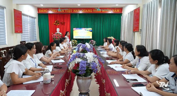 Một buổi thảo luận sau giờ tập huấn của các giáo viên Trường Tiểu học Bình Sơn 1, xã Tân Cương.