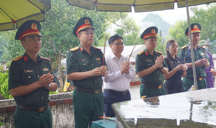 Lực lượng chức năng và lãnh đạo địa phương dâng hương tưởng niệm tại Nghĩa trang Liệt sĩ Ngân Sơn.