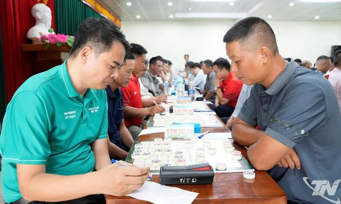 Các kỳ thủ thi đấu Cờ tướng.