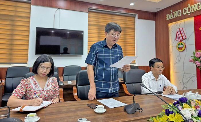 Đại biểu thảo luận tại cuộc họp.