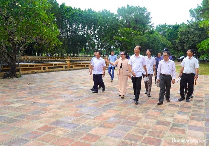  Đoàn khảo sát khảo sát thực địa tại Dự án Bảo tồn, tu bổ và phát huy giá trị tổng thể di tích Lăng vua Thiệu Trị 