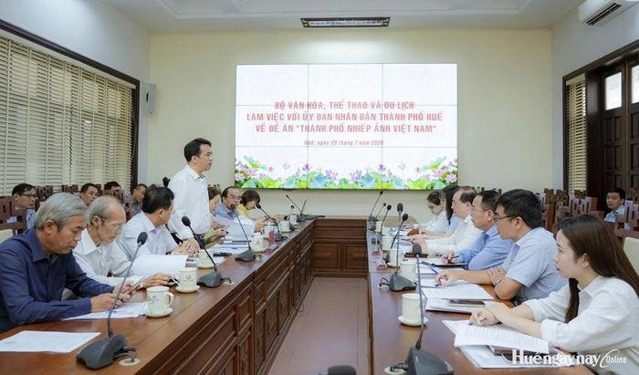 Phát biểu tại buổi làm việc, Phó Chủ tịch UBND thành phố Trần Hữu Thùy Giang cho rằng, ý tưởng xây dựng thương hiệu Quốc gia “Thành phố Nhiếp ảnh Việt Nam” là phù hợp.