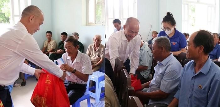 Ông Nguyễn Hữu Nam - Phó Giám đốc Công ty Nhiệt điện Vĩnh Tân trao quà cho gia đình chính sách của xã Vĩnh Hảo, tỉnh Lâm Đồng.