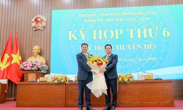 Ủy viên Trung ương Đảng, Phó Trưởng Ban Chính sách, chiến lược Trung ương Nguyễn Hoàng Giang, nguyên Phó Bí thư Tỉnh ủy, Chủ tịch UBND tỉnh Quảng Ngãi tặng hoa chúc mừng tân Chủ tịch UBND tỉnh Nguyễn Đức Tâm.