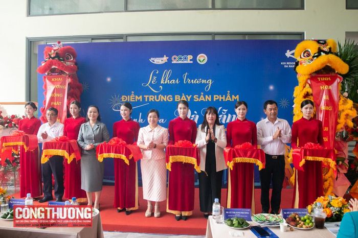 Các đại biểu cắt băng khai trương điểm trưng bày sản phẩm tại Koi Resort &amp; Residence Đà Nẵng.