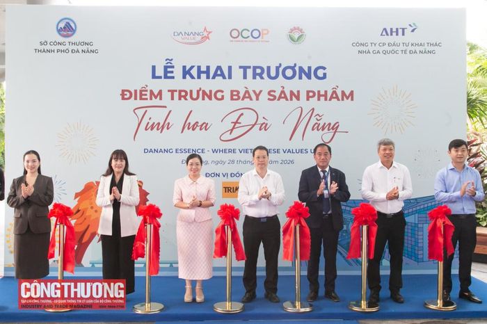 Các đại biểu thực hiện nghi thức cắt băng khai trương điểm trưng bày sản phẩm “Tinh hoa Đà Nẵng” tại Cảng hàng không quốc tế Đà Nẵng. 