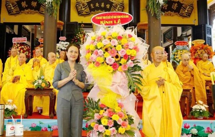 Ủy ban MTTQVN TP.Đà Nẵng tặng hoa chúc mừng