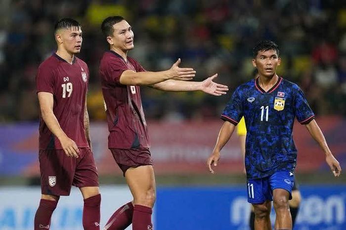 Tuyển Lào (áo xanh) có trận ra quân không thành công tại AFF Cup 2026. 