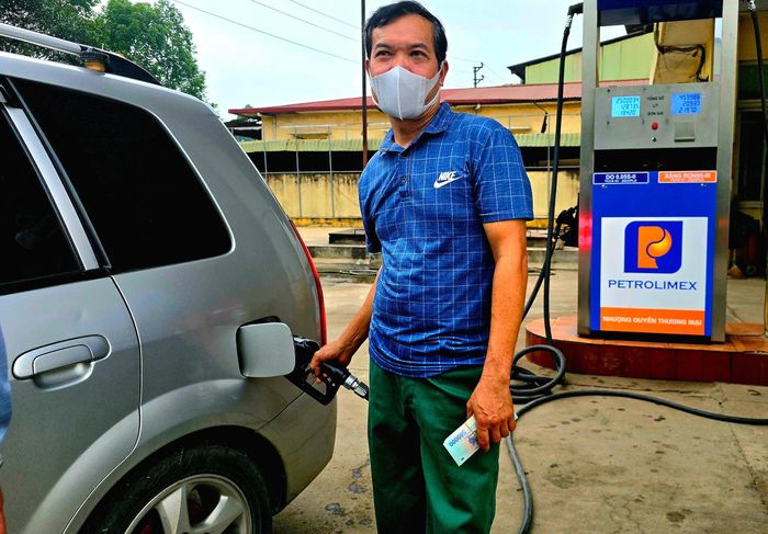 Nhu cầu diesel tăng cao đột biến dồn về hệ thống phân phối thuộc Petrolimex (Ảnh: Hồng Hạnh).