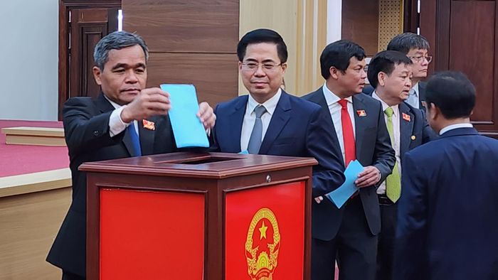 Các đại biểu HĐND tỉnh Quảng Ngãi bỏ phiếu bầu tân Chủ tịch UBND tỉnh Quảng Ngãi nhiệm kỳ 2026-2031.