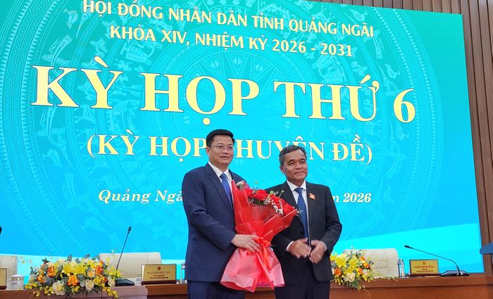 Bí thư Tỉnh ủy Quảng Ngãi Hồ Văn Niên (bên phải) tặng hoa chúc mừng tân Chủ tịch UBND tỉnh Quảng Ngãi Nguyễn Đức Tâm.