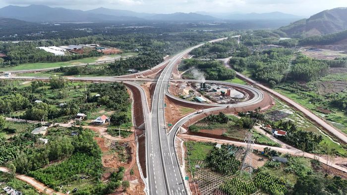 Phát triển kết cấu hạ tầng giao thông, logistics là một trong những ưu tiên lớn của tỉnh Quảng Ngãi trong giai đoạn tới.
