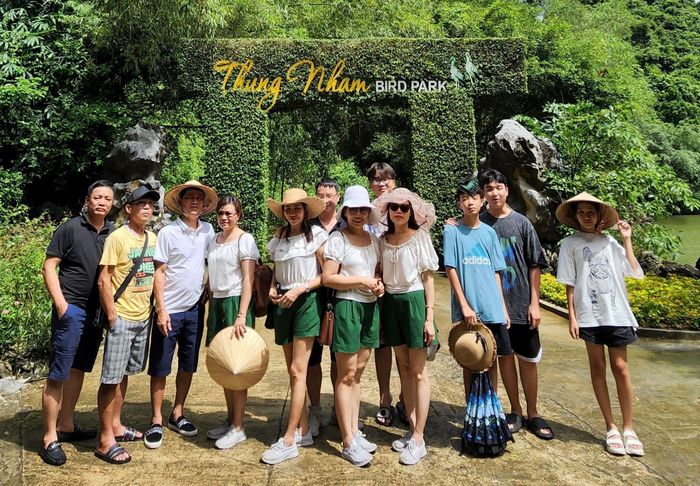 Du khách chụp ảnh lưu niệm tại Thung Nham quần thể Tràng An, tỉnh Ninh Bình.