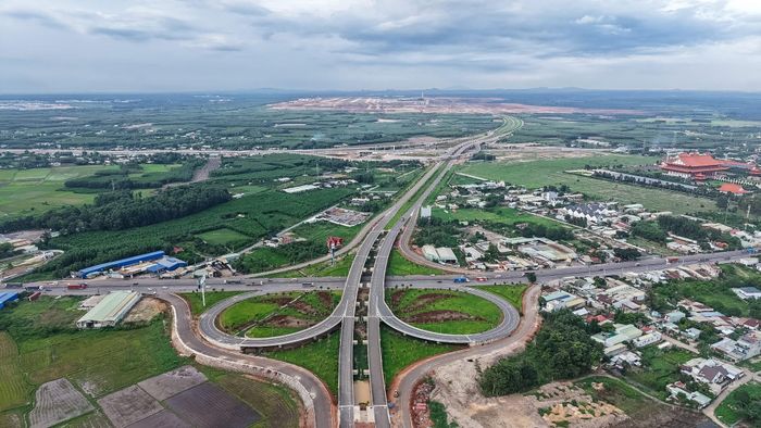 Đến nay, nhiều hạng mục trọng yếu của dự án đã cán các mốc tiến độ quan trọng. Hệ thống giao thông kết nối, sân đỗ tàu bay và hệ thống cung cấp nhiên liệu cơ bản hoàn thành. Trên toàn công trường, các đơn vị thi công đang dốc toàn lực hoàn thiện nhà ga hành khách, hệ thống giao thông nội cảng cùng các công trình hàng không thiết yếu, bảo đảm mục tiêu đưa dự án khai thác đúng hẹn.