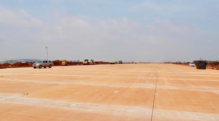 Đường cất hạ cánh thứ 2 dài 4km, rộng 75m, được xây dựng song song với đường cất hạ cánh thứ nhất. Khi hoàn thành, cả hai đường cất hạ cánh sẽ đáp ứng tiêu chuẩn khai thác các dòng máy bay thương mại hiện đại, góp phần nâng cao năng lực khai thác, tăng tính linh hoạt trong điều hành bay và bảo đảm an toàn khai thác cho Cảng hàng không quốc tế Long Thành.