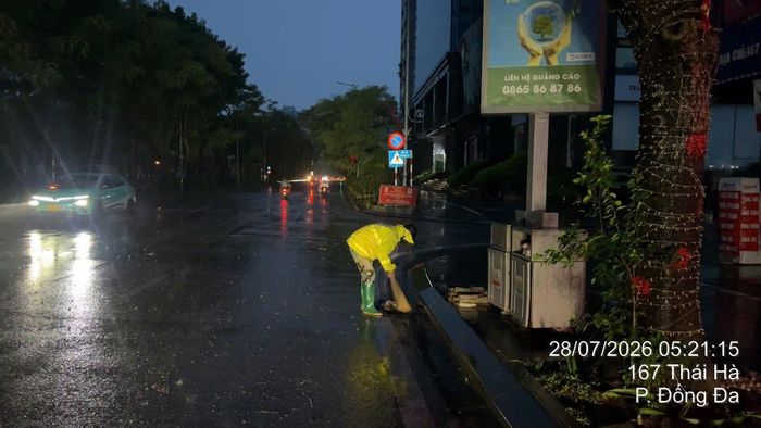 Các nhân viên thoát nước ứng trực tại các vị trí trọng yếu, xử lý các biện pháp khi có ngập úng xảy ra cục bộ.