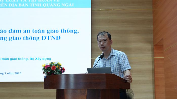 Đại diện Vụ Vận tải và An toàn giao thông (Bộ Xây dựng) truyền đạt chuyên đề tại hội nghị.