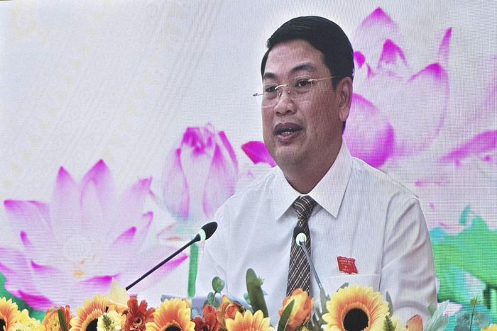 Ông Lê Trung Hồ, Phó chủ tịch HĐND tỉnh An Giang thay mặt lãnh đạo UBND tỉnh thông qua các tờ trình.