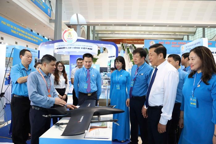 Lãnh đạo Bộ Xây dựng tham quan không gian trưng bày công nghệ UAV của Tập đoàn Phenikaa.