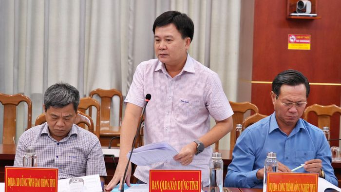 Ông Trịnh Thanh Sang, Giám đốc Ban Quản lý dự án Xây dựng tỉnh Cà Mau trao đổi, đề xuất tại hội nghị.