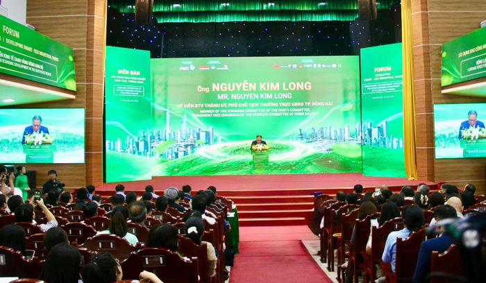 Toàn cảnh diễn đàn.