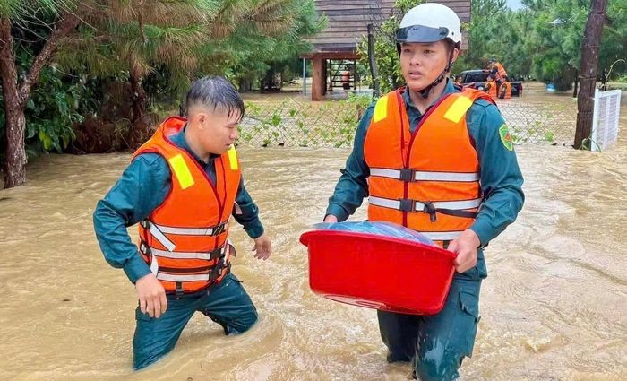 Tài sản và đồ dùng cần thiết của người dân được các lực lượng hỗ trợ đưa ra khỏi vùng lũ.