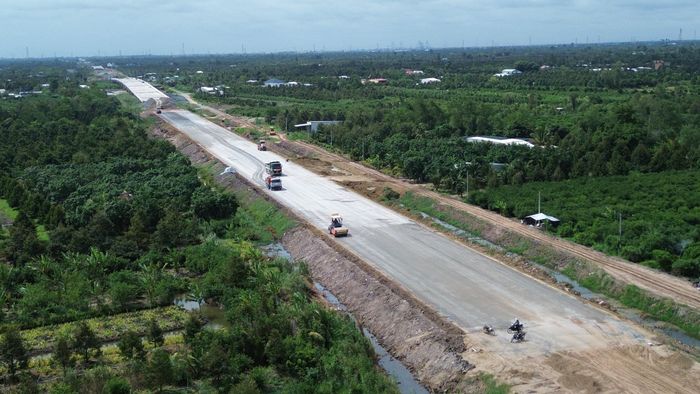 Theo ghi nhận của PV Báo Xây dựng, sáng 28/7, dù trời mưa lất phất nhưng không khí thi công trên công trường cao tốc Cao Lãnh – An Hữu rất sôi động.