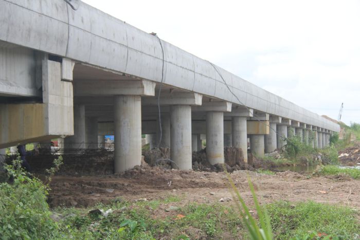 Kỹ sư Nguyễn Minh Tuấn, nhân viên kỹ thuật Công ty Cổ phần Xây lắp 368 cho biết, đơn vị phụ trách hơn 4km đường và cầu, do thi công trong mùa mưa nên quá trình triển khai gặp không ít khó khăn. Đến nay tiến độ đạt hơn 85% khối lượng, nhà thầu đang tăng tốc hoàn thành các cống, đường dân sinh dọc tuyến.