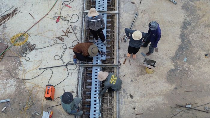 Tranh thủ thời tiết thuận lợi nhà thầu đang tập trung tăng ca làm ngày làm đêm, đẩy nhanh làm nền đường các vị trí đã dỡ tải, hoàn thiện khe co giãn và các cống trên tuyến chính.