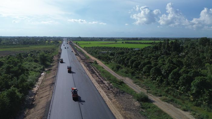 Tại dự án thành phần 1, dài 16km qua các phường Mỹ Thọ, Cao Lãnh, nhiều đoạn sau khi dỡ tải, nhà thầu đang tăng tốc thảm nhựa mặt đường.