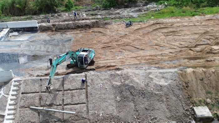 Gia cố mái ta luy đường dẫn hai đầu cầu.