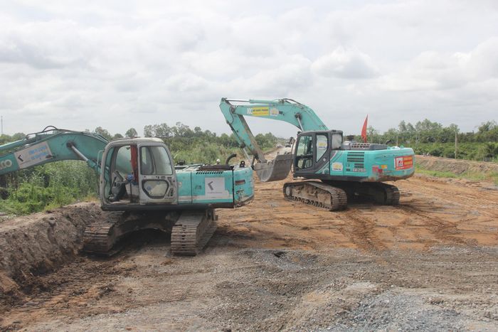 Đối với các đoạn được dỡ tải xong, nhà thầu sẽ triển khai ngay làm cuốn chiếu lên cấp phối đá dăm, sẵn sàng đồng loạt thảm nhựa mặt đường và các cầu cao tốc. 