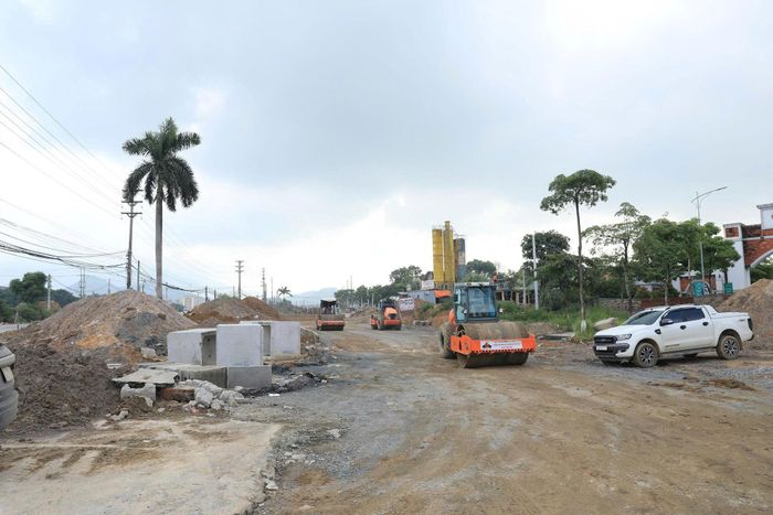 Dự án xây dựng đường cao tốc Đại lộ Thăng Long đoạn nối từ quốc lộ 21 đến cao tốc Hà Nội - Hòa Bình đang được thi công. (Ảnh: Đình Hiệp).