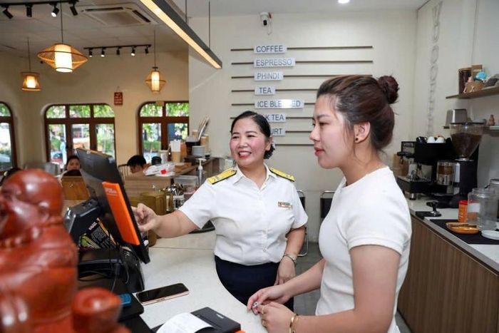 Cán bộ thuế Cơ sở 9 thuộc Thuế tỉnh Nghệ An tuyên truyền, hướng dẫn hộ kinh doanh thực thi pháp luật thuế. Ảnh: Đức Thanh