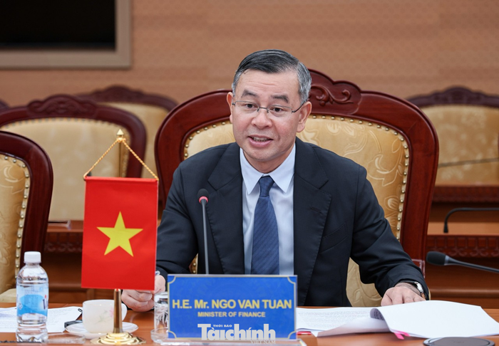 Bộ trưởng Bộ Tài chính Ngô Văn Tuấn trao đổi tại cuộc họp. Ảnh: Mạnh Tuấn.
